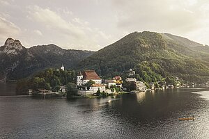 [Translate to Englisch:] Halbinsel Traunkirchen mit Kloster