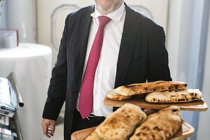 Wolfgang Gröller beim Catering 